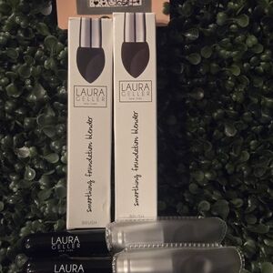 Laura Geller Foundation Blender Brush - Black and White